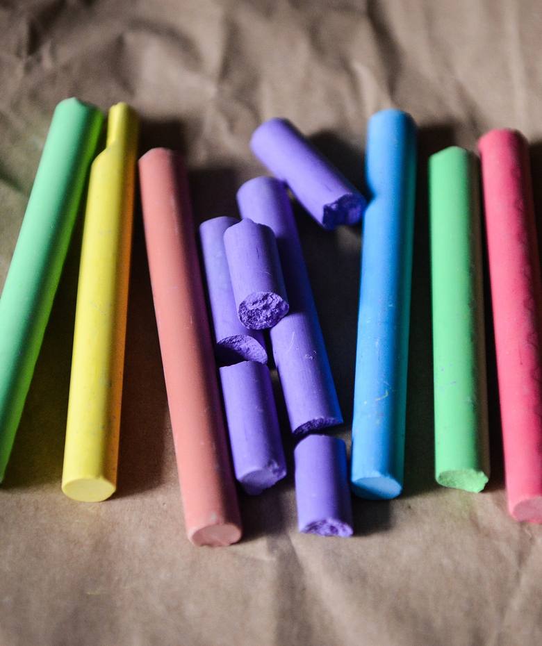 Kapur warna-warni di atas kertas cokelat
