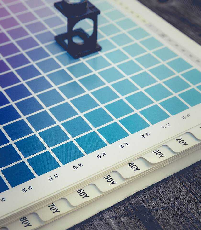 Katalog warna cetak dengan kaca pembesar